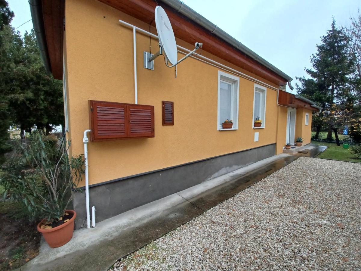 Eoetvoes Nyaralo Villa Siofok Exterior photo